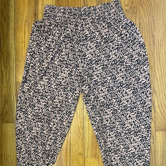 H&M Women’s Viscose Cheetah Print Pants - Picture 1 of 13